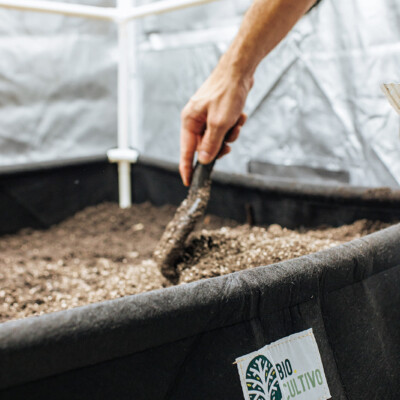 Cama de cultivo 320L com estrutura de PVC e revestimento de feltro