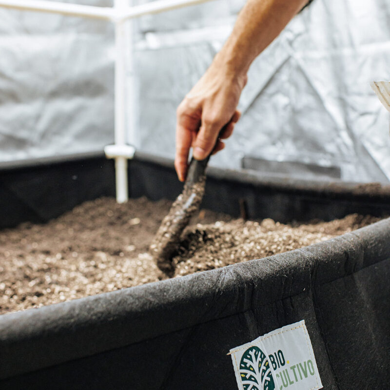 Cama de cultivo 320L com estrutura de PVC e revestimento de feltro