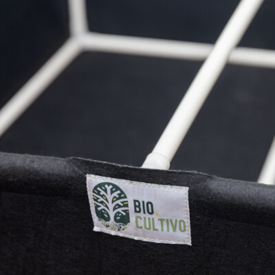 Cama de cultivo de 480 litros com estrutura em PVC e revestimento de feltro